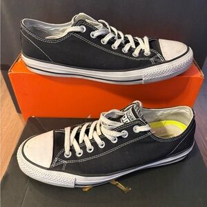 Men’s Converse Black and White Low-Top Sneakers Size 10
